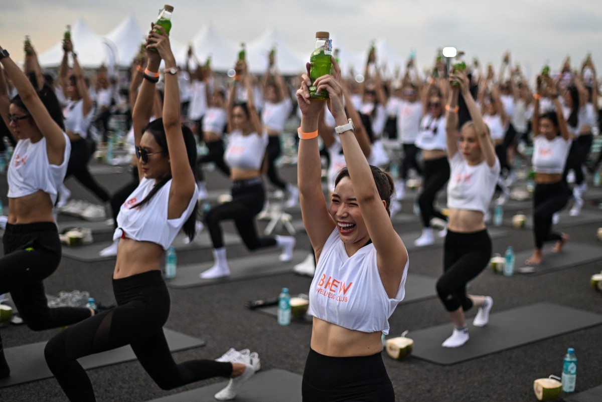 بالصور- يوغا على مدرج في مطار بانكوك